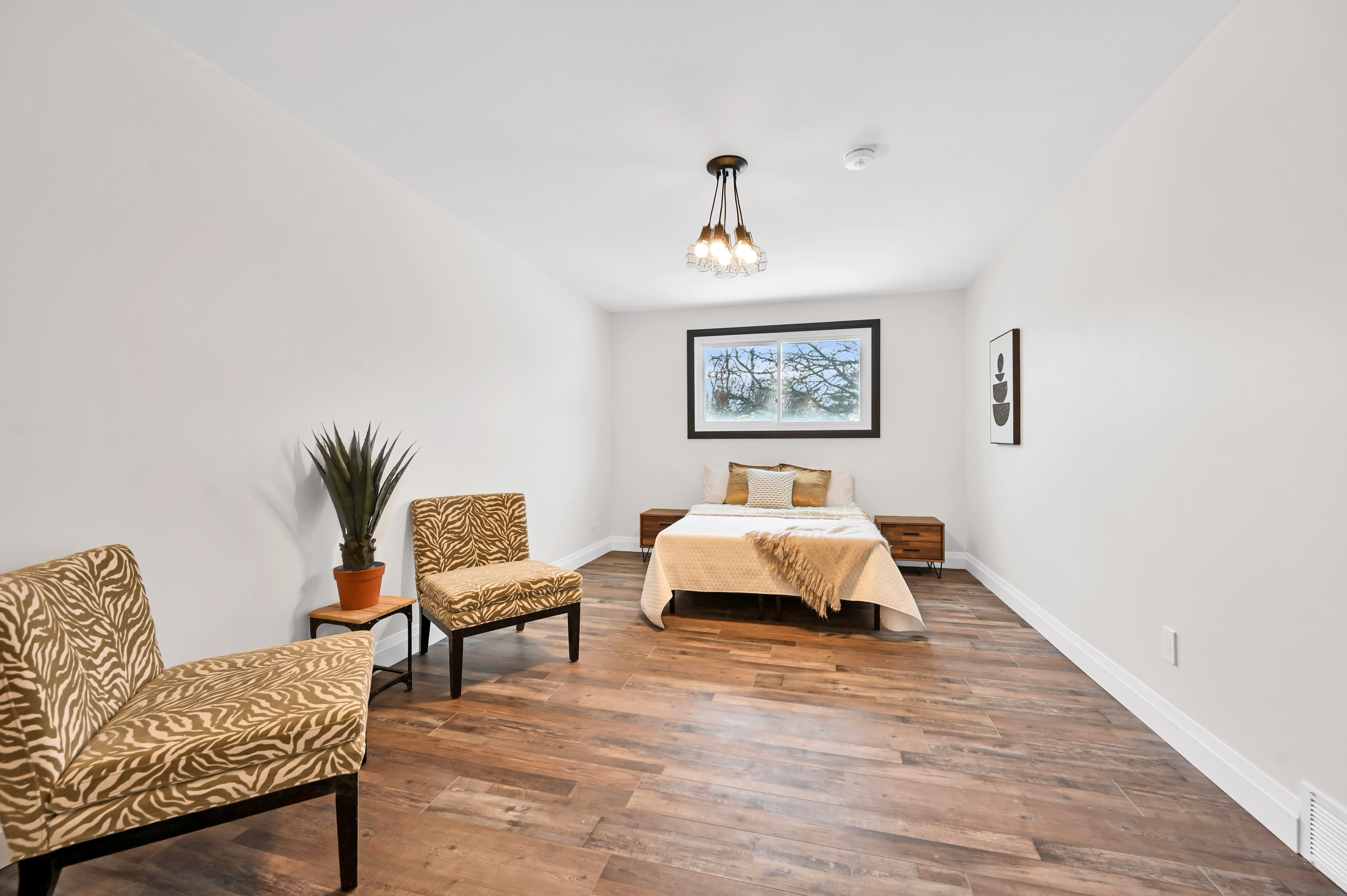 Bright finished bedroom with beautiful hardwood floors and modern staging — Kron, Hamilton | MTC Renovations